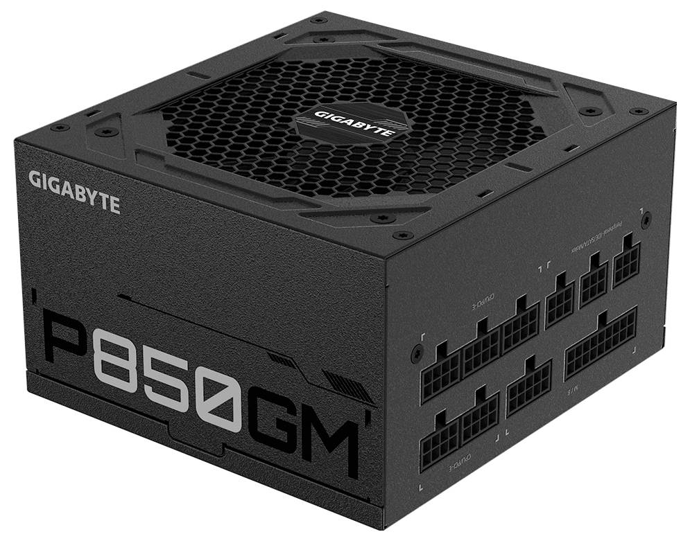 Črna računalniška napajalnik GIGABYTE P850GM prikazana pod kotom, vidna je medvesna mreža ventilatorja in priključki za modularne kable.