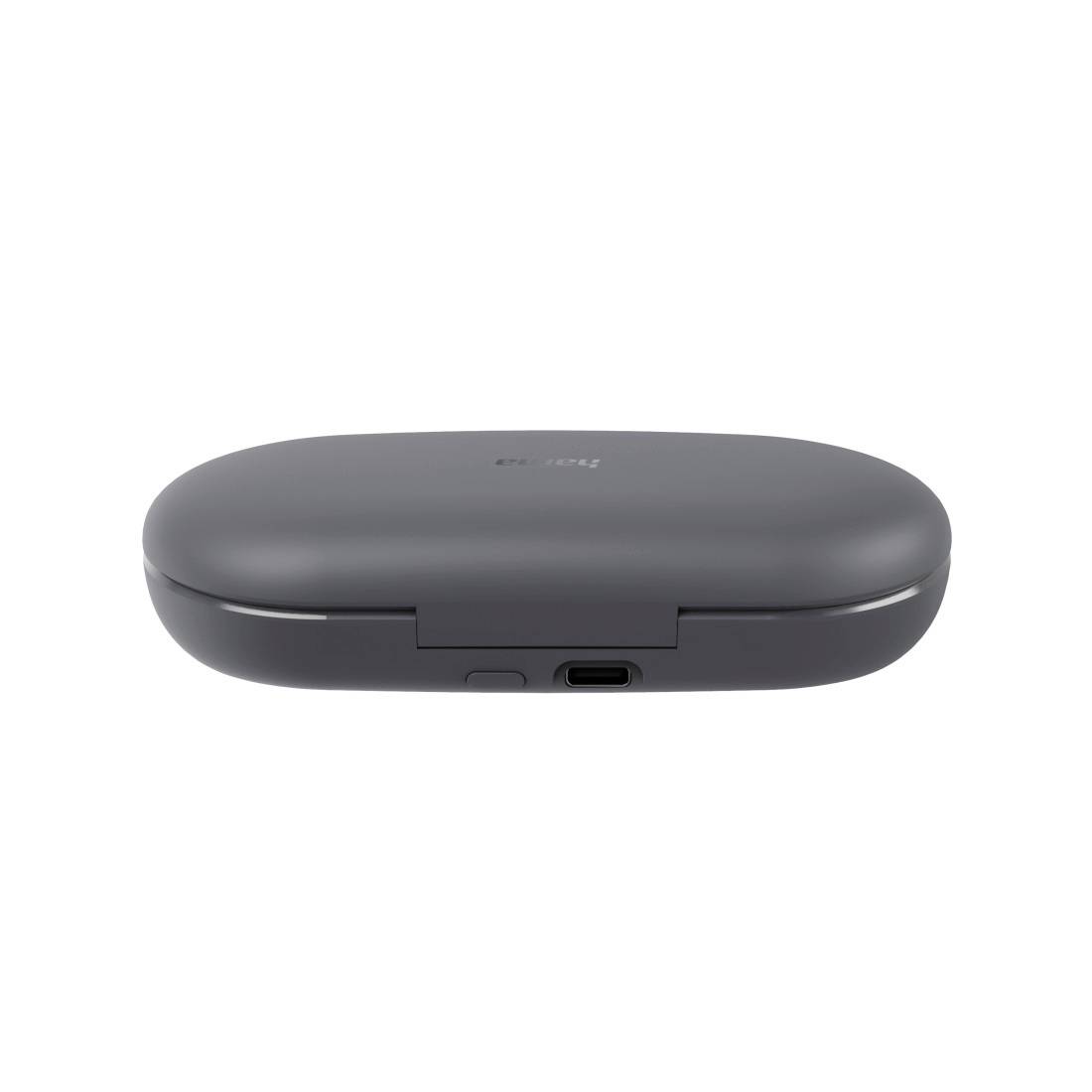 Zaprta temno siva ovalna škatla za polnjenje s sprednjim vhodom USB-C in majhnim gumbom, prikazana na belem ozadju.