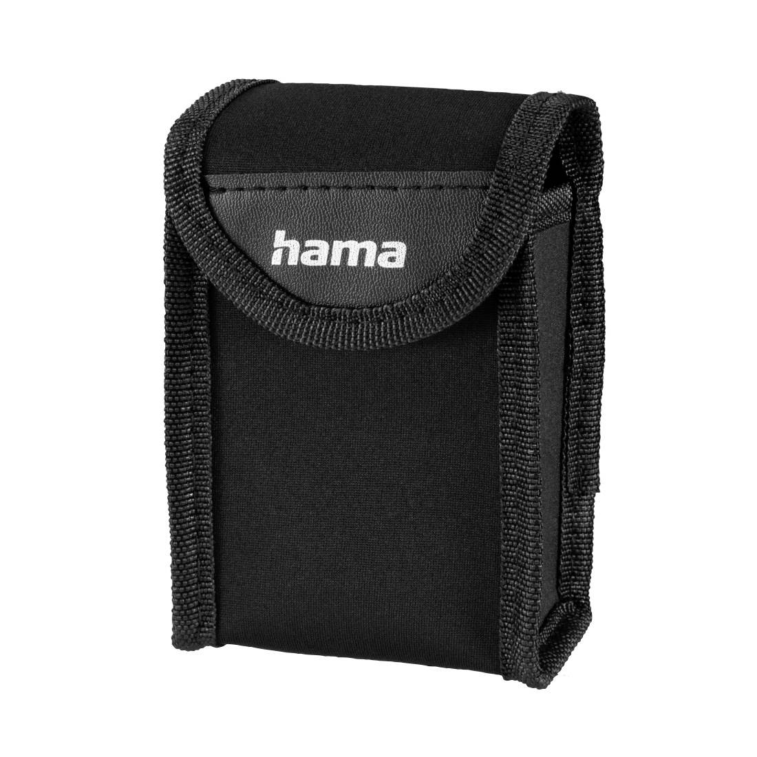 Črna torbica Hama z zaponko in preklopa, prikazana od spredaj na beli podlagi.