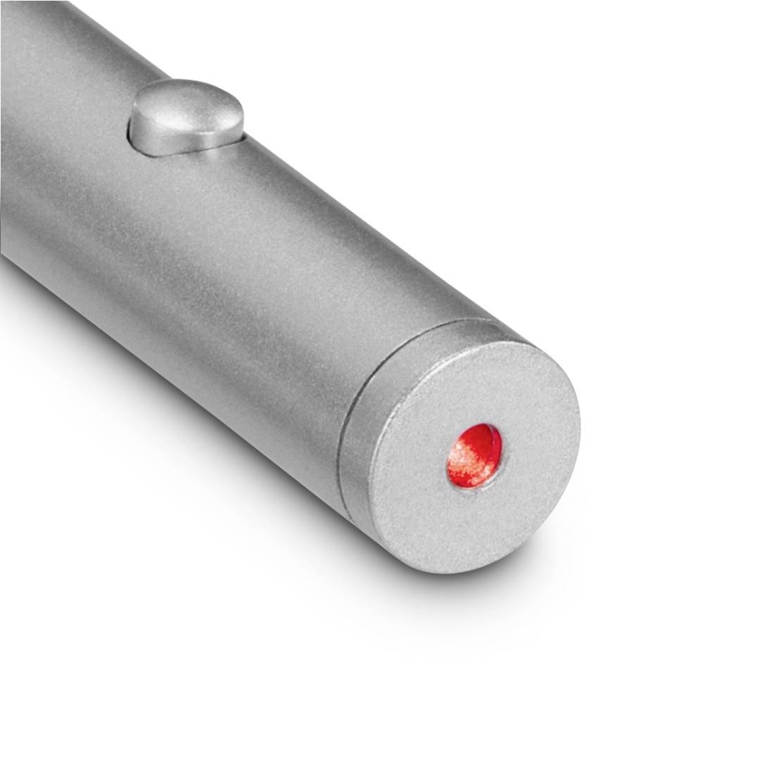 Detaljni pogled na srebrn prenosljiv laserski pointer z rdečo svetlobo, ki sveti na konici, na belem ozadju.