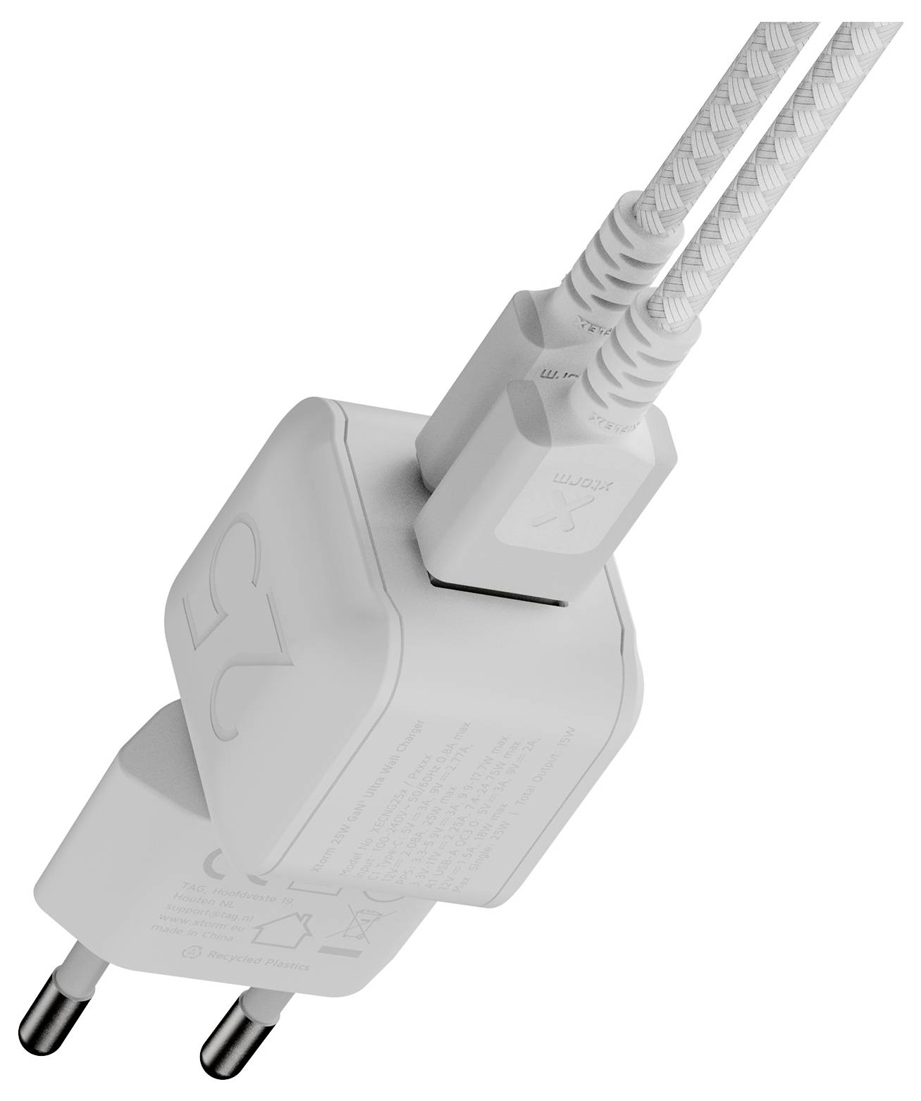 Bela USB napajačka za stenski vtičnik z dvema pletenima polnilnima kabloma, priključenima, prikazana na običnem ozadju.