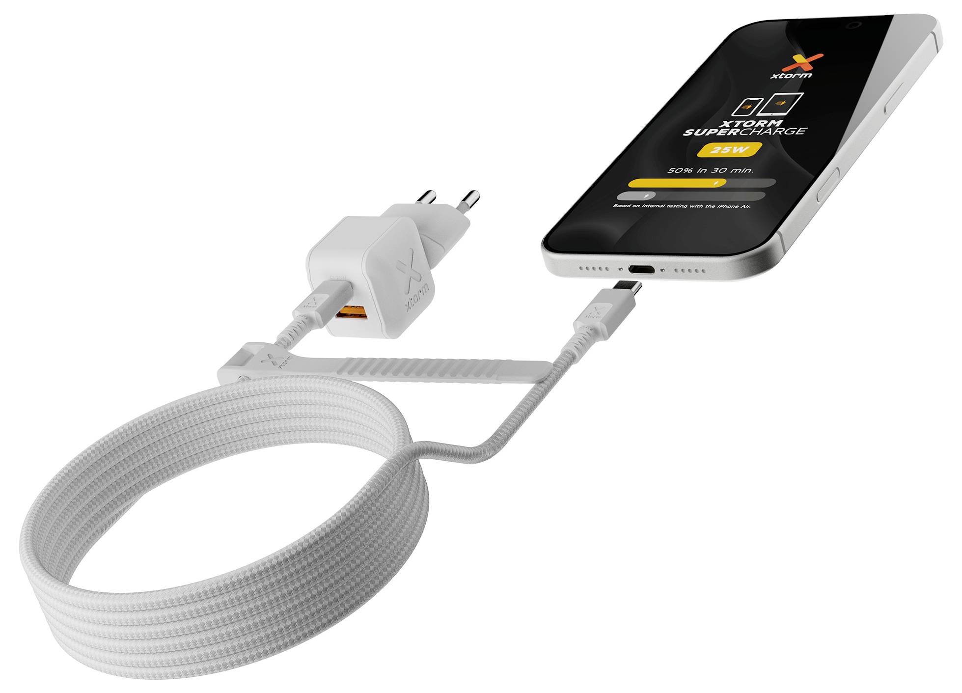 Pametni telefon, priključen na bel USB polnilni kabel in stenski adapter, ki prikazuje hitro polnjenje na zaslonu telefona.