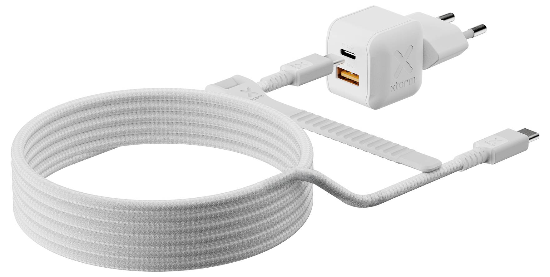 Bela napita USB-C polnilna kabel s stenskim vtičem in adapterjem USB-A vhoda na beli podlagi.