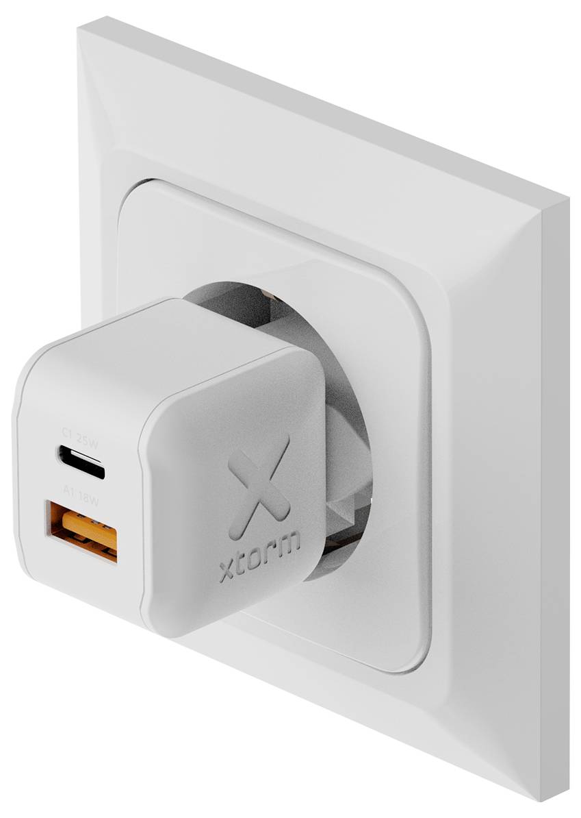 Beli polnilnik za steno Xcharm vklopljen v stensko vtičnico, s vidnim enim vhod USB-C in enim vhodom USB-A.