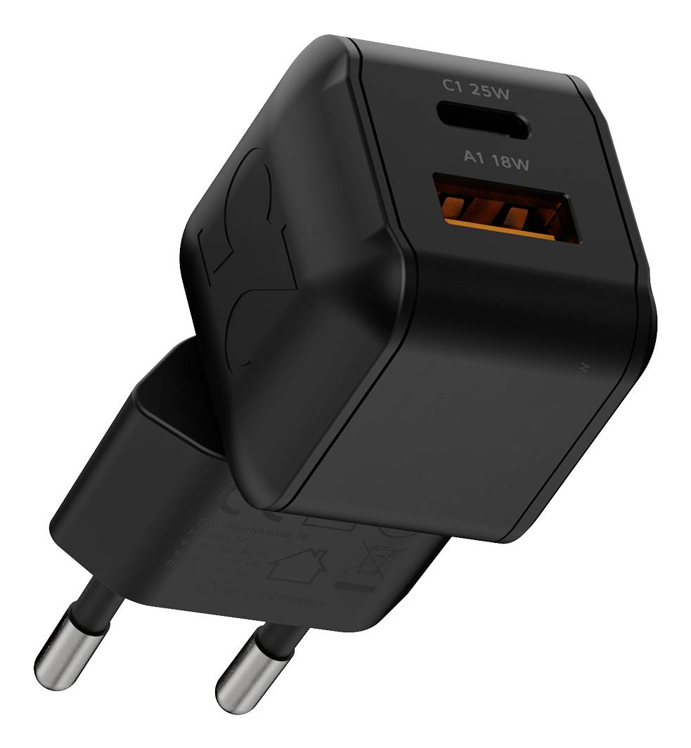 Črni dvojni USB napajalni adapter s само plug-om EU, označen s C1 25W in A1 18W, prikazan v poševnem pogledu na proizvod.