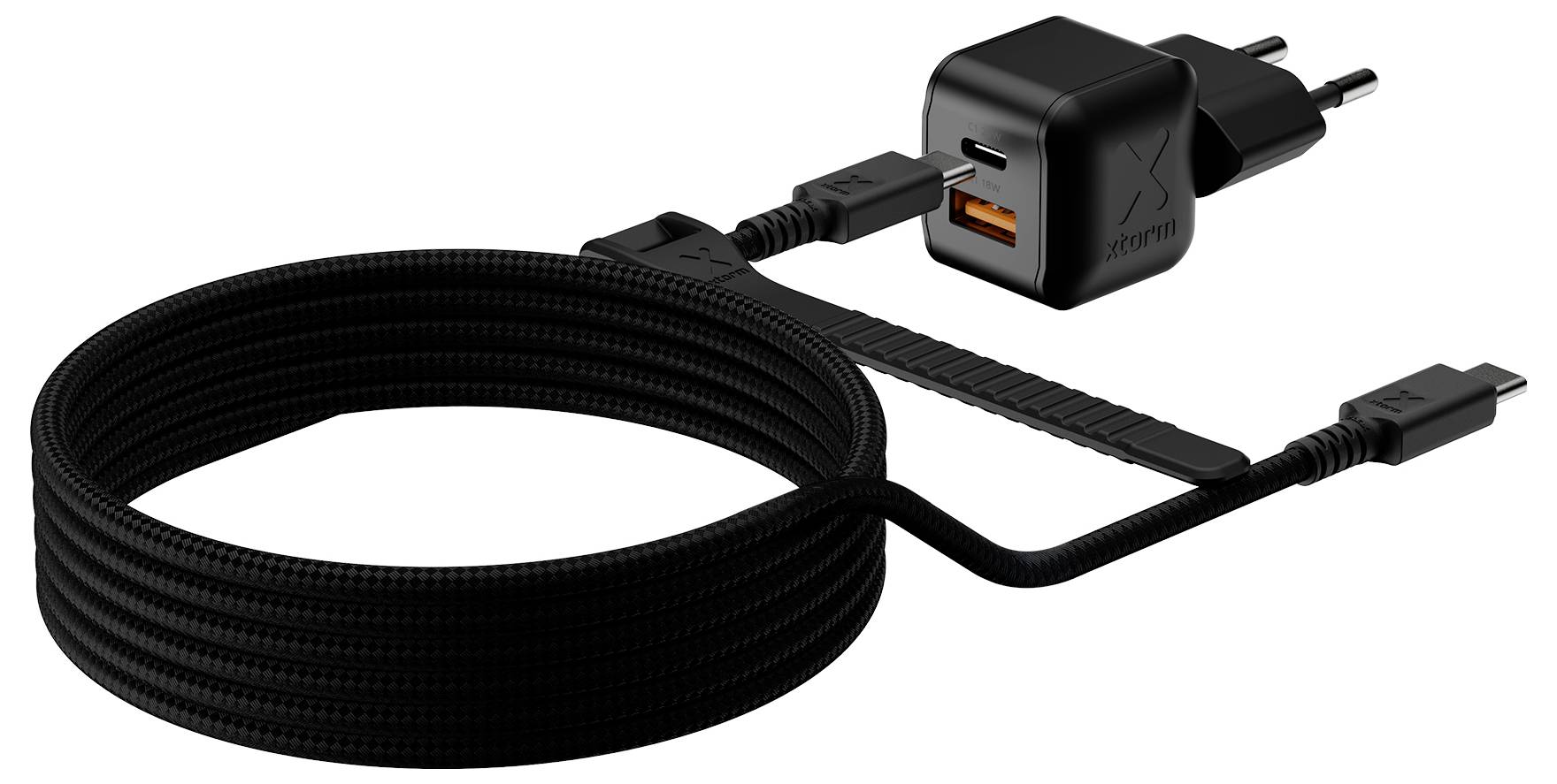 Črn napajalnik USB-C s stenskim nastavkom in zavitim kablom na belem ozadju.