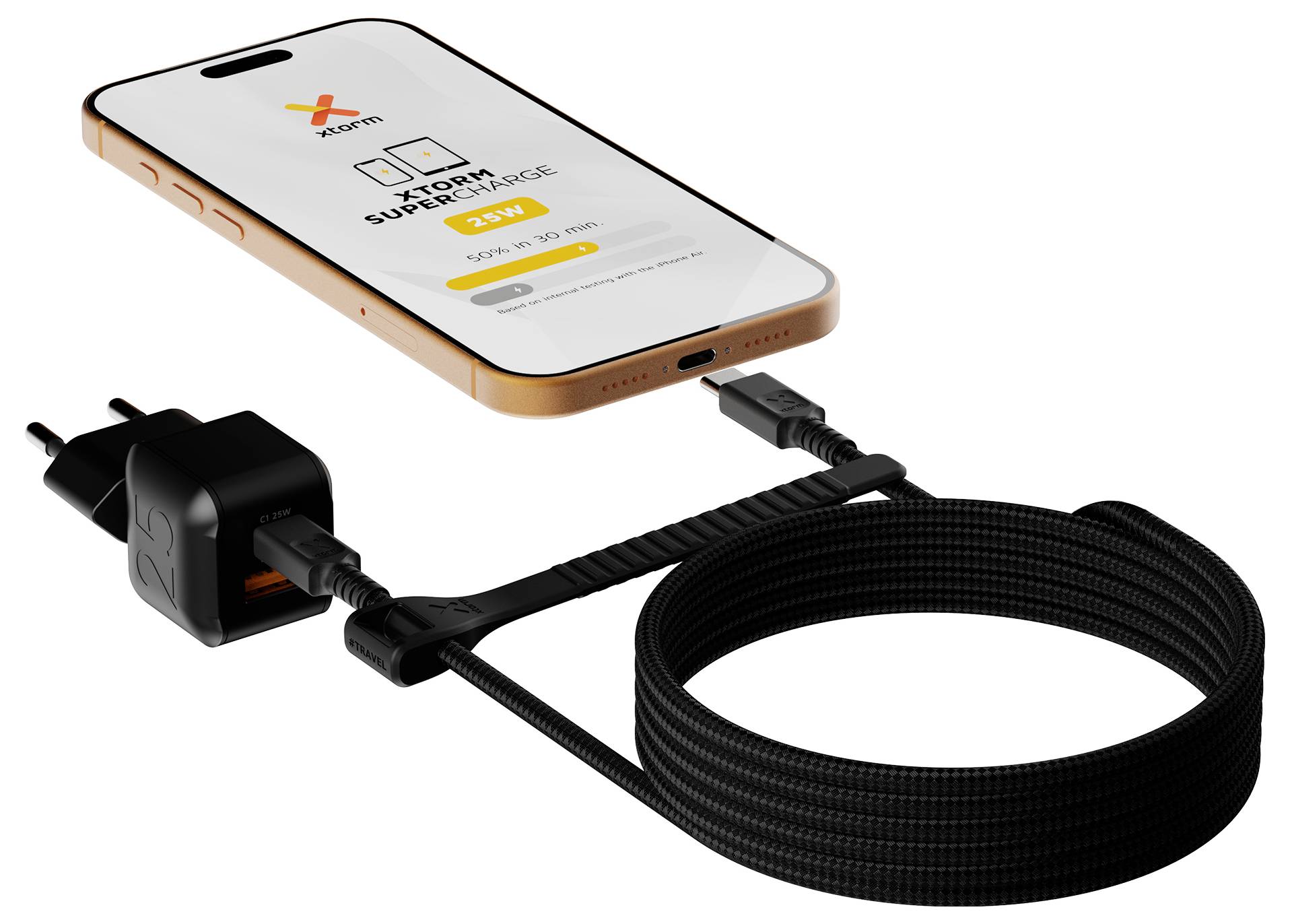Pametni telefon priključen na USB polnilni kabel in stenski adapter, ki ponazarja polnjenje naprave ali prenos podatkov.