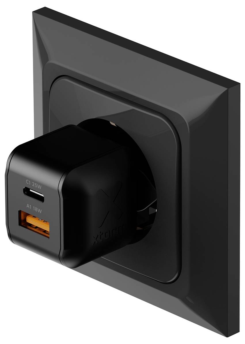 Črna stenska vtičnica z priključenim polnilnikom Xqisit, ki prikazuje vrata USB-C 25W in USB-A 18W na sprednji strani.