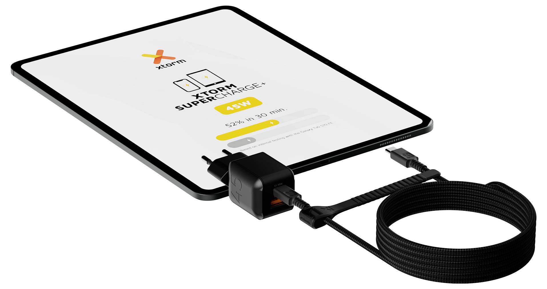 Tableta se polni z magnetno postajo, ki je povezana z navito kablom USB-C; zaslon prikazuje »STORM SURGE PROTECTOR« in stanje polnjenja 45W.