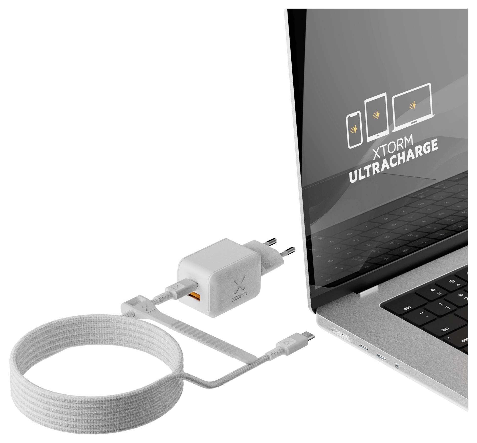 Bel pleteničast polnilni kabel z USB-C priključkom in stenski adapter poleg prenosnega računalnika, ki prikazuje 'XTORM ULTRACHARGE' na zaslonu.