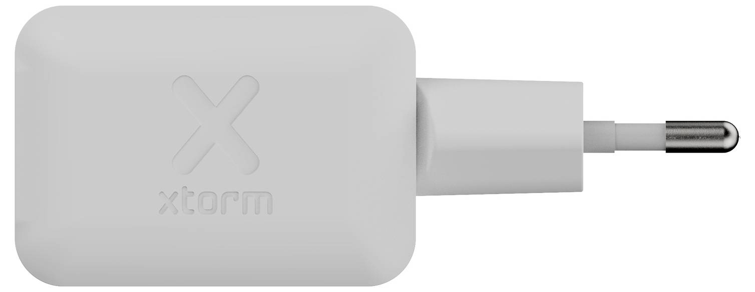 Bel polnilni adapter Xstorm s samskim priključkom USB-C, ki se razširja iz desne strani.