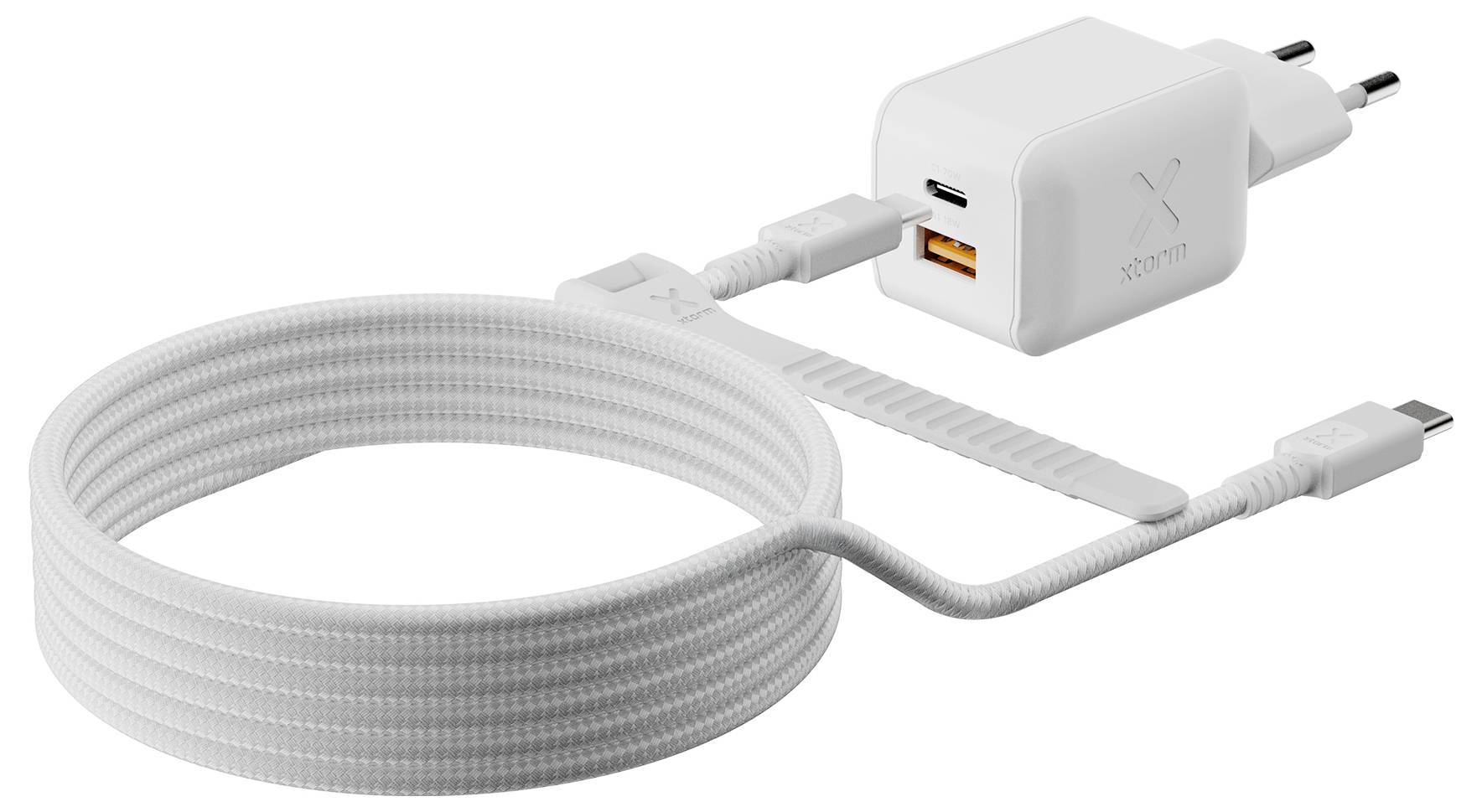 Beli opleten kabel USB-C za polnjenje, priključen na beli stenski polnilnik z vrati USB-A in USB-C.