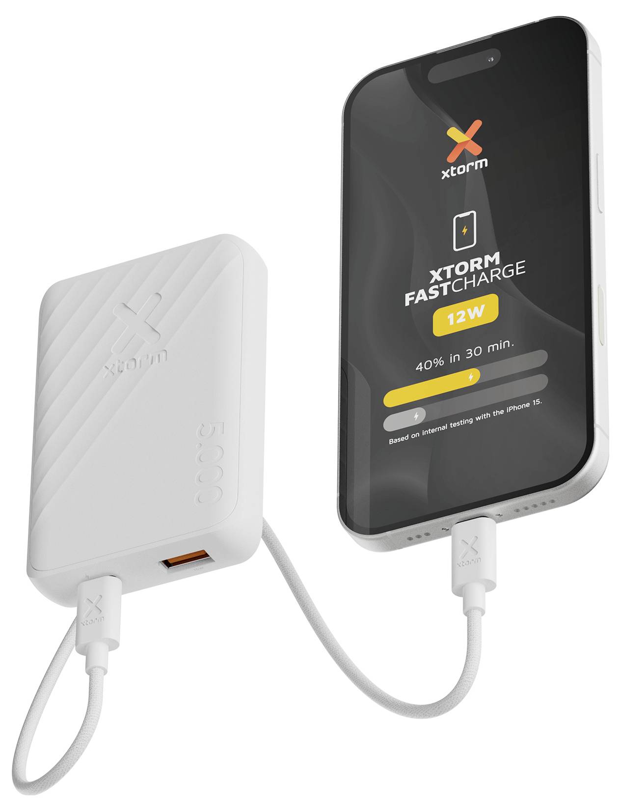 Bela zunanji akumulator polni pametni telefon, pri čemer na napravi Xtorm FastCharge 12W in na zaslonu telefona piše »40 % v 30 minutah«.