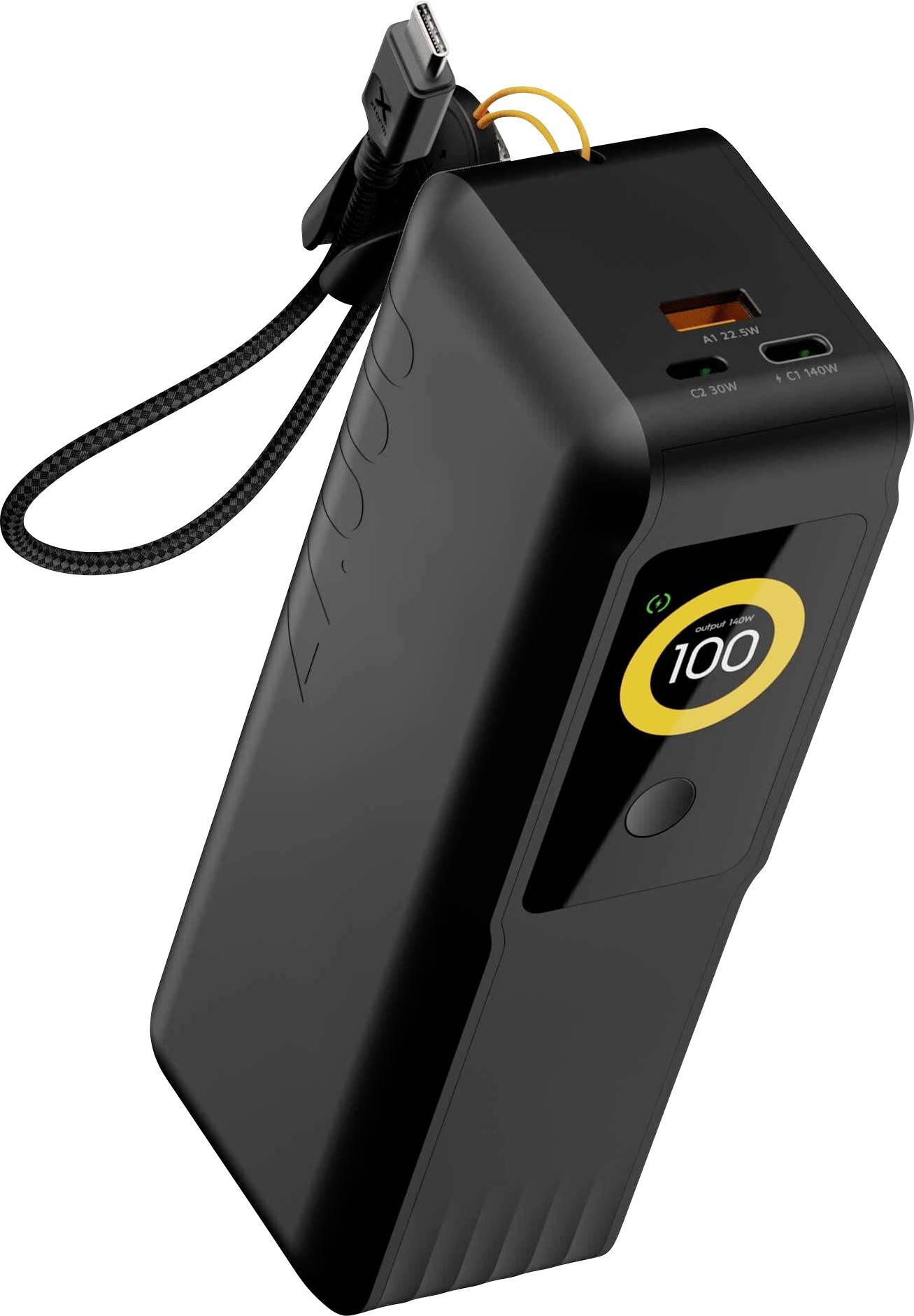 Prenosni črni zagonski pripomoček/power bank s priloženim polnilnim kablom in digitalnim zaslonom, ki prikazuje 100% napolnjenost baterije.