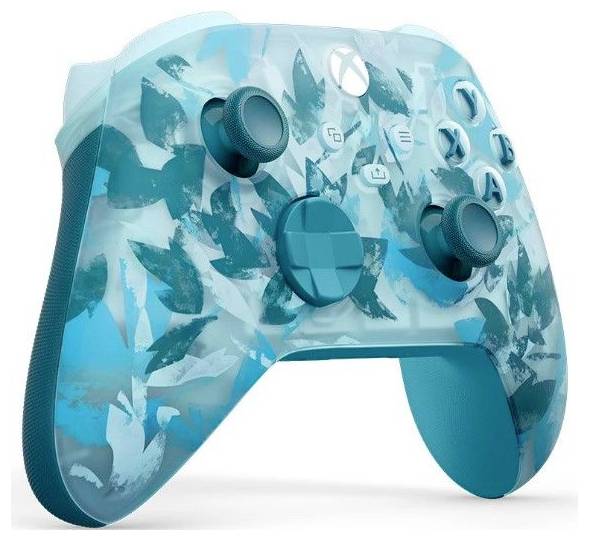 Tirkizni Xbox krmilnik z vzorcem maskiranega listnega dizajna in štirimi vidnimi gumbi na belem ozadju.