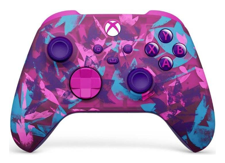 Roza in modra kamuflažna Xbox-podobna igralna kontroler z gumbi in analognimi palicami na belem ozadju.