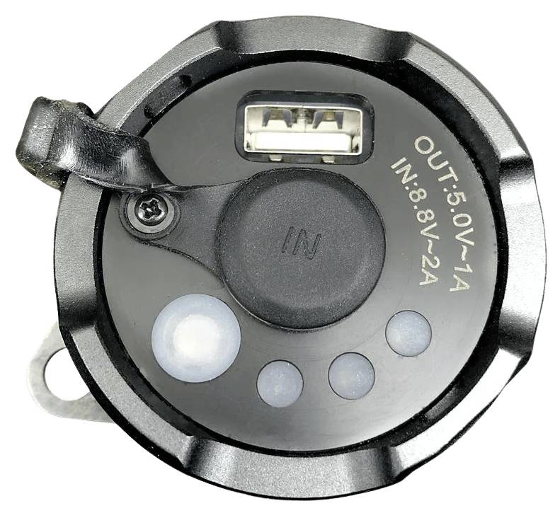 Črni okrogli USB napajalnik s USB vhodom, označen z 'OUT:5.0V-1A' in 'IN:8.8V-2A', z več indikatorskih lučkami in pokrovom stikala.