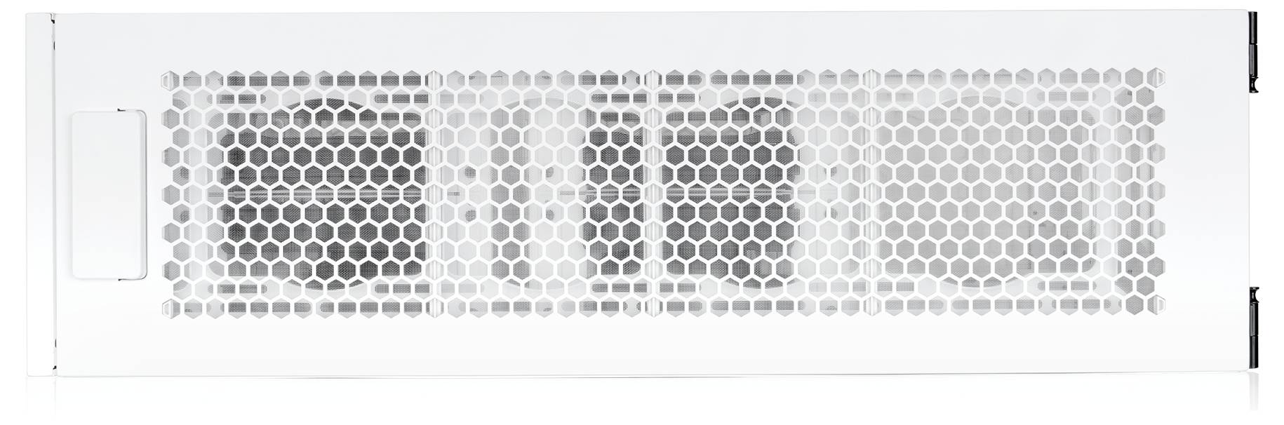 Bela sprednja plošča računalniškega strežnika z velikim šestkotnim prezračevalnim rešetkom in temnimi notranjimi ventilatorji, vidnimi za njim.