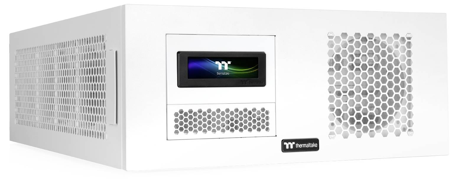Bel Thermaltake računalniški ohišje, pogled od spredaj z vgrajenim zaslonom, praskastimi prezračevalnimi odprtinami in logotipom na spodnji sprednji plošči.