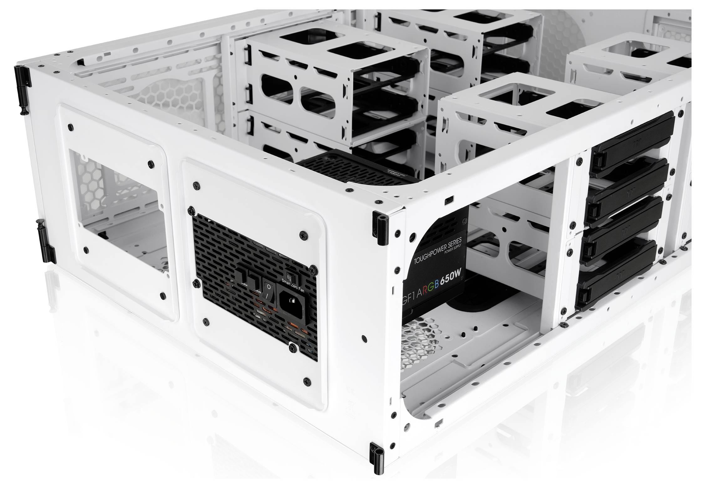 Odprta modularno bela ohišja računalnika s številnimi prihodi za pogone in notranjimi oklepaji, prikazana v pogledu v slogu izdelka.