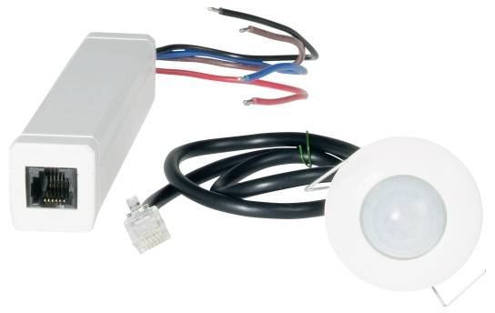 Beli senzor gibanja na stropu s priloženim kablom in vodniki, prikazan s povezavo v slogu RJ45 in prilagodljivo lečo okroglega senzorja.