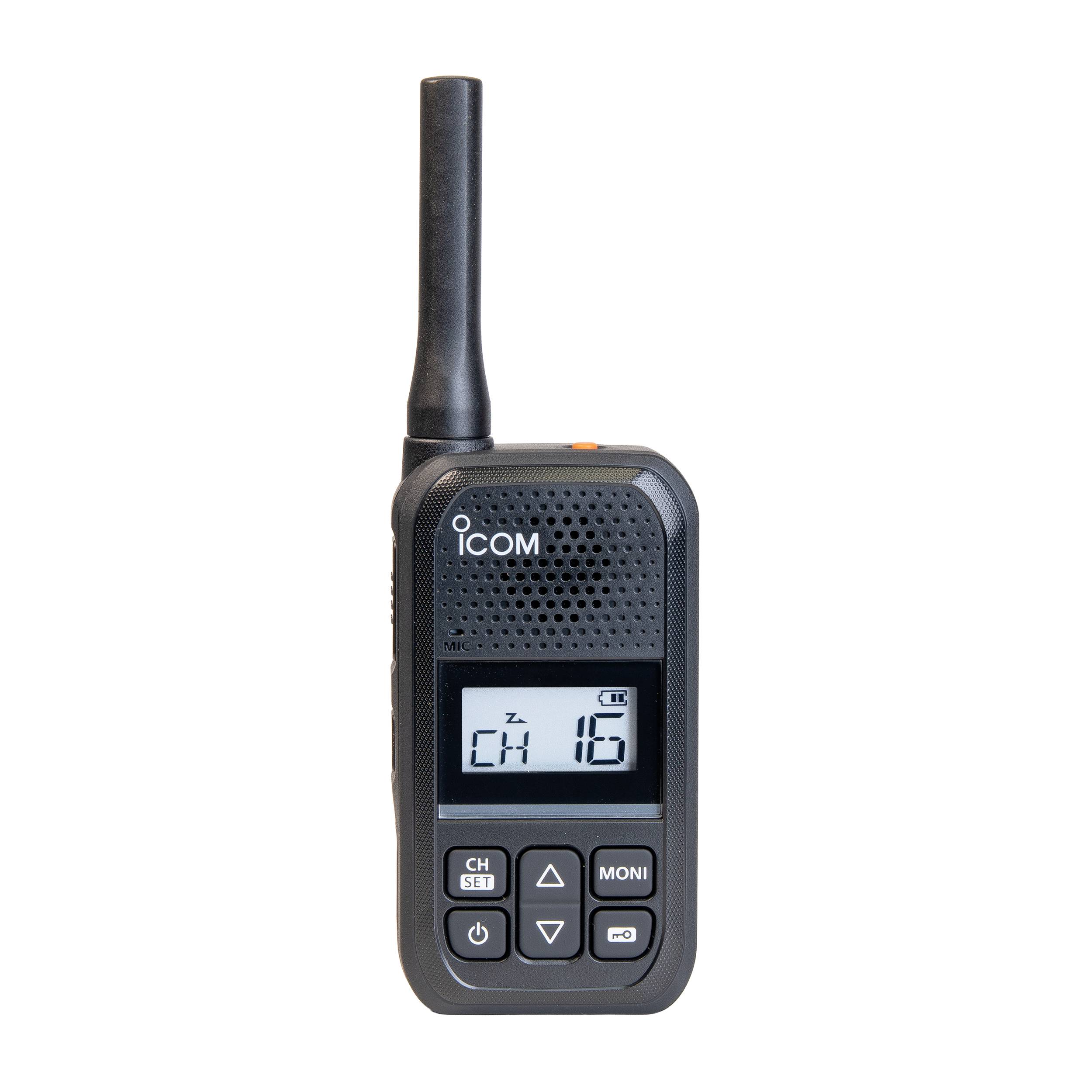 Črni ročni radijski telefon ICOM z anteno, majhen zaslon prikazuje CH 16, in krmilni gumbi na belem ozadju.