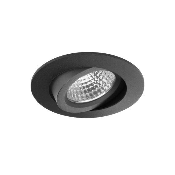 Črna vgradna stropna svetilka s prilagodljivo nagnjeno lečo na beloj podlagi.