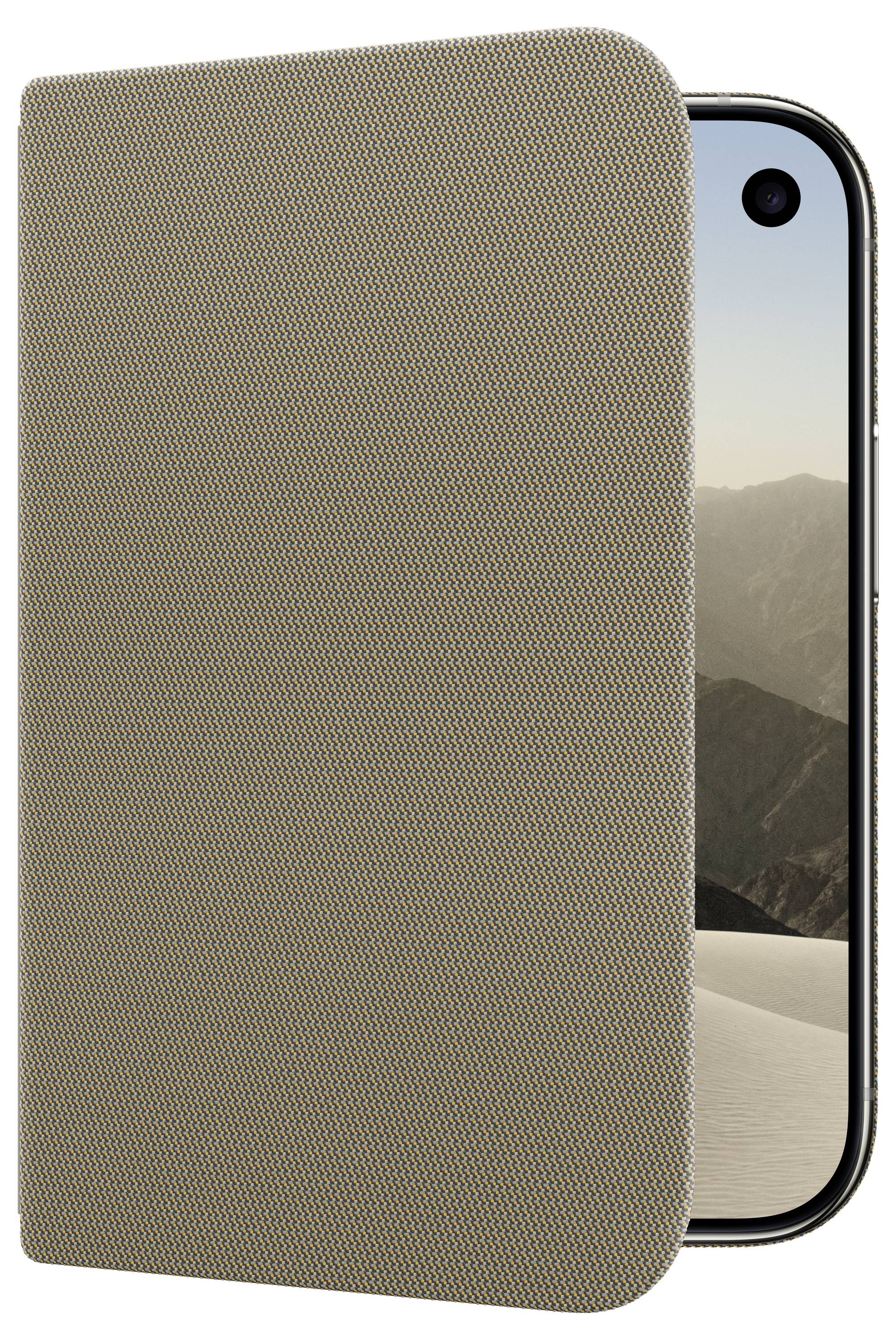 Pametni telefon, delno prekrit s teksturirano torbico iz blaga, s sprednjim fotoaparatom in ozadjem puščave, ki sta še vedno vidna.