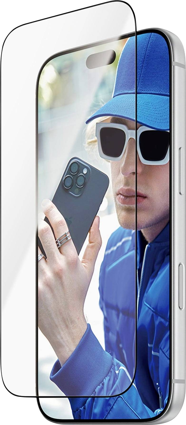 Zaščitni film za pametni telefon na telefonu, ki prikazuje osebo v modri kapi in sončnih očalih, kako drži temni telefon na zaslonu.