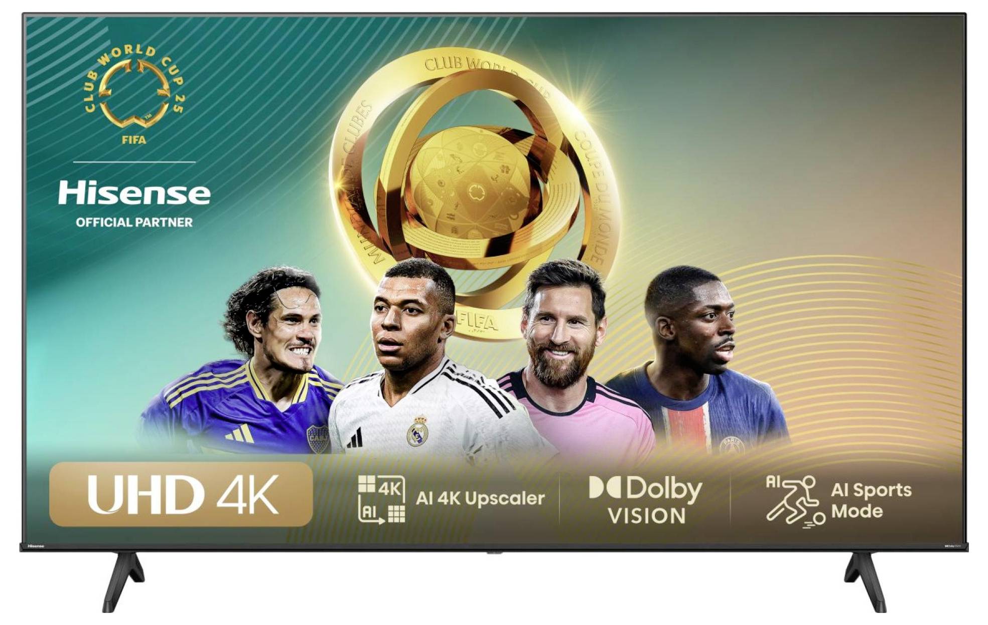Promocijski TV oglas Hisense s FIFA Club World Cup blagovno znamko, štirimi nogometnimi igralci, zlatim pokal in značkami lastnosti za UHD 4K, AI 4K Upscaler, Dolby Vision in AI Sports Mode.