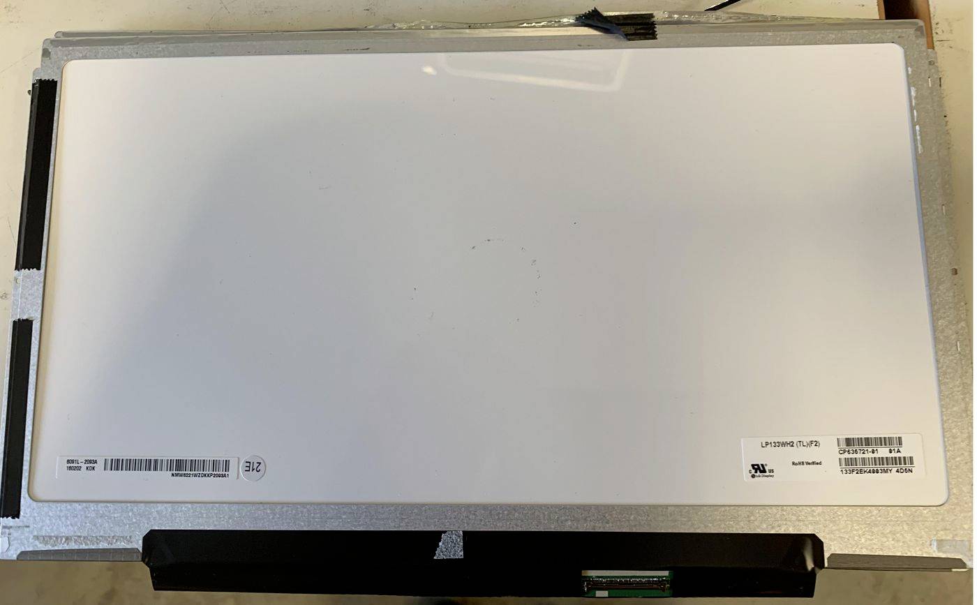 Prazen bel suh-brisalni delovni list s črnim okvirjem, položen na mizo in pritrjen na vrhu in dnu, z majhnimi nalepkami črtne kode na spodnjem robu.