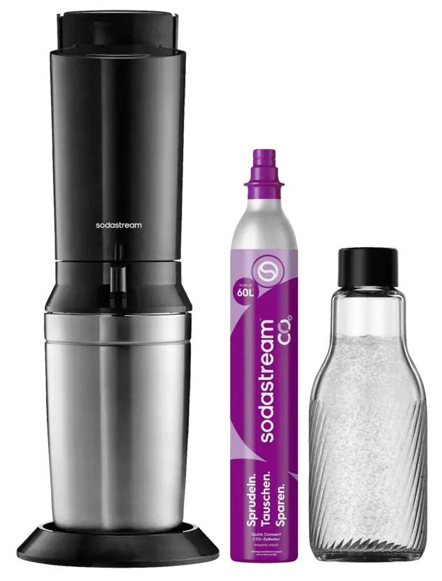 SodaStream naprava za pridelavo gaziranega vode z enim CO2 cilindrom in stekleno steklenico na belem ozadju.
