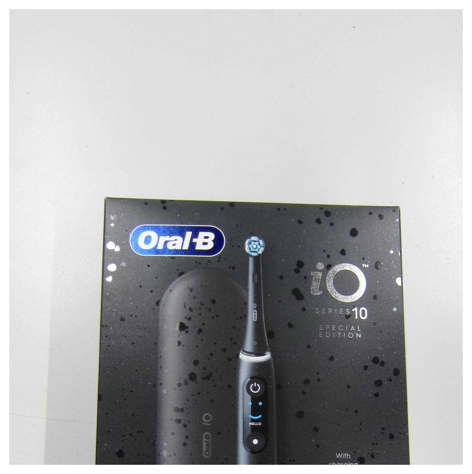 Električna zobna ščetka Oral-B iO Series 10 Special Edition v škatli, prikazana na preprostem svetlem ozadju.
