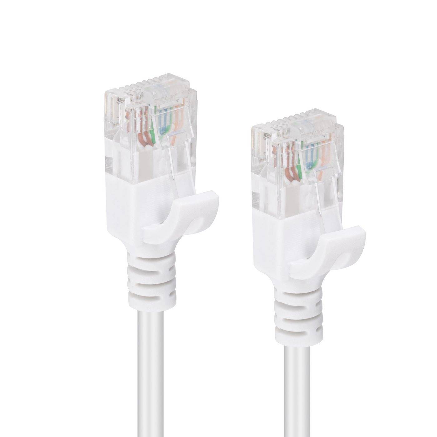 Dve beli ethernetski kabel s priključki RJ45, prikazani pred navadnim ozadjem.
