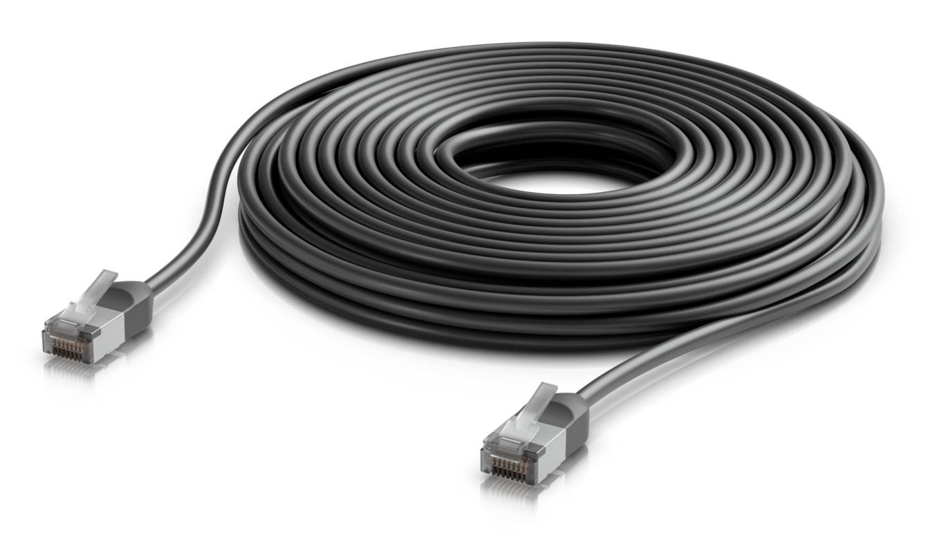 Naviti siv ethernetski kabel s priključki RJ45 na obeh koncih na beli podlagi.