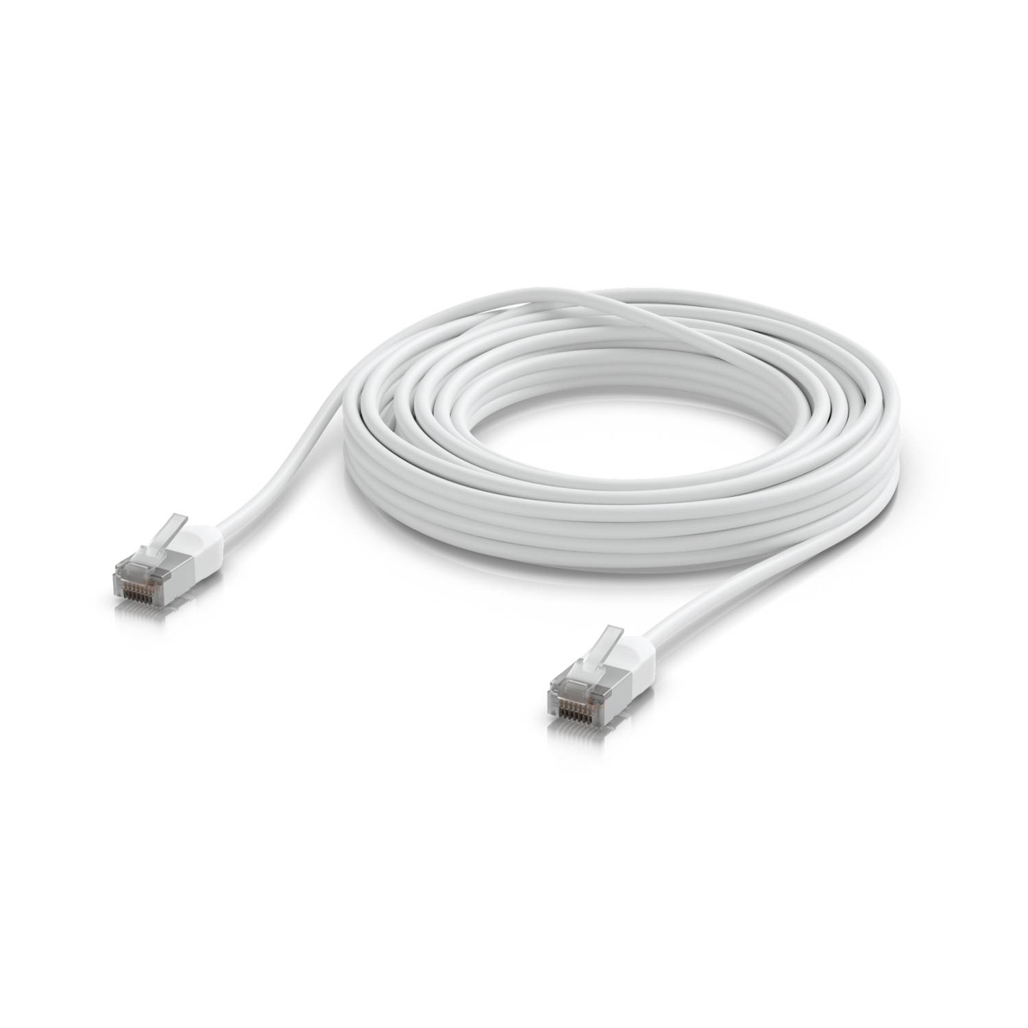 Bel ethernetski kabel z dvema konektorjema RJ45, navit v tuljavo na čisti beli podlagi.