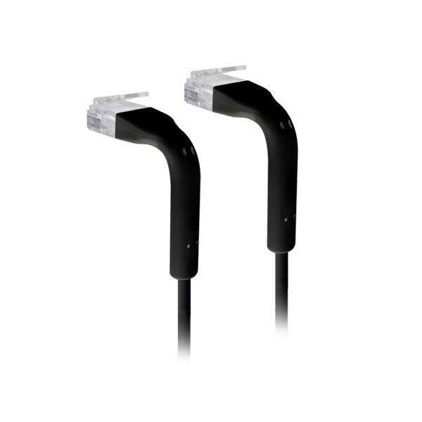 Dva črna Ethernet kabla z prozornimi RJ45 priključki na beli podlagi.
