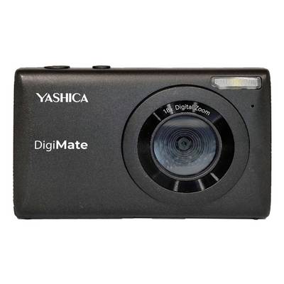 Frontalni pogled črnega digitalnega fotoaparata Yashica DigiMate z velikim objektivom in bleskom, prikazan na belem ozadju.