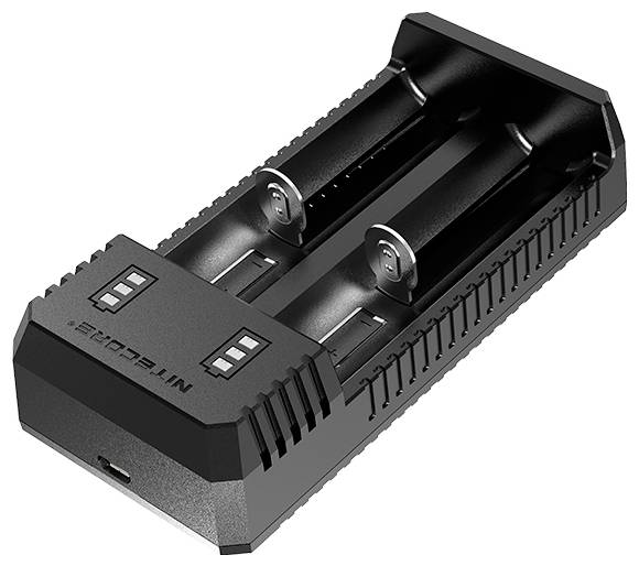 Črni dvodelni polnilnik baterij z dvema vzmetno obremenjema režama, indikatorskimi lučkami stanja in vhodno-izhodnim vratom USB-C na sprednji strani.