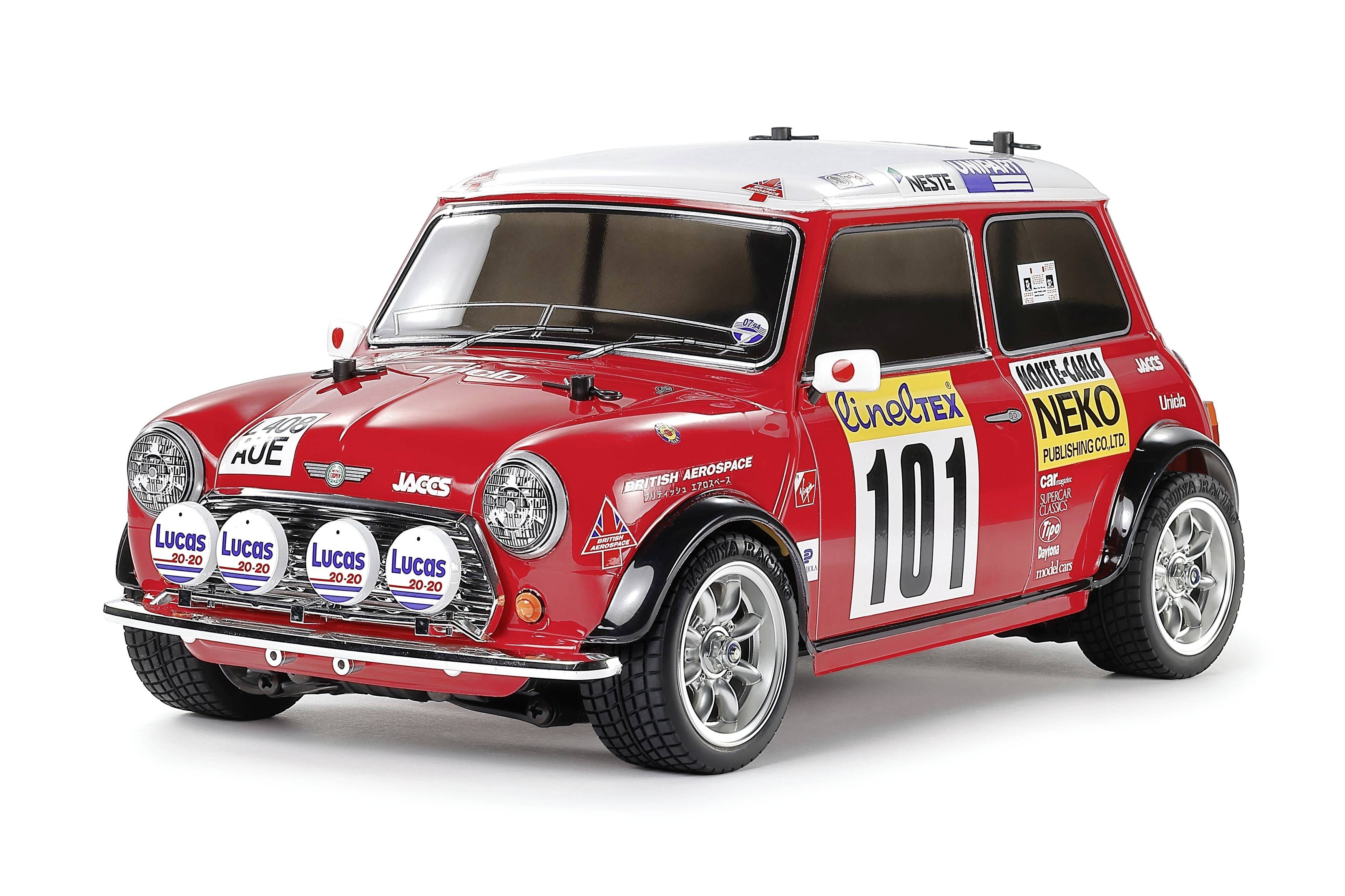 Rdeč Mini Cooper dirkalnik, številka 101, s sponzorskimi nalepkami na beli podlagi.