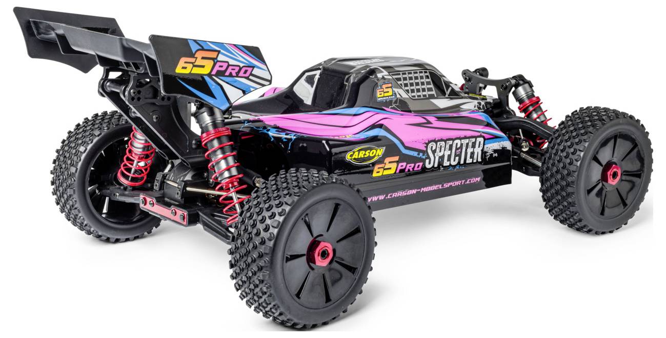 Pogled s strani na črno-roza terensko RC buggy z velikimi obno­dami pnevmatik, označeno s '65 Pro' in 'Specter,' na belem ozadju.
