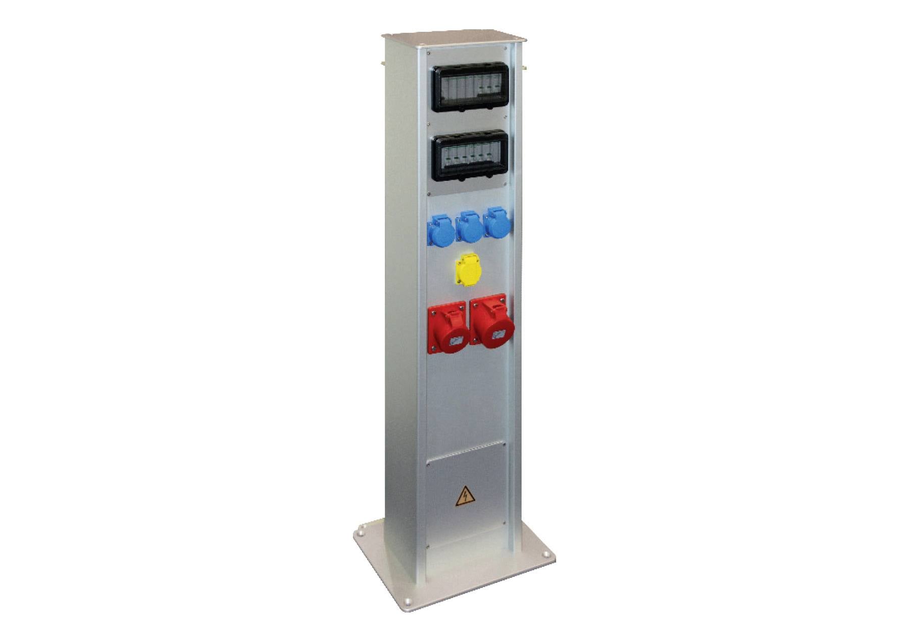 Visok kovinast industrijski razdelilnik s pojema prikaznih okni in modrimi, rumenimi in rdečimi električnimi vtičniki na sprednji strani