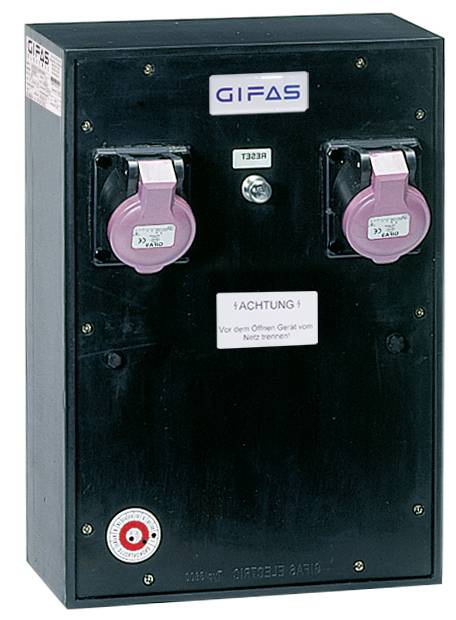 Črna električna razdelilna skrinja z oznako 'GIFAS' z dvema rožnatima pokrovoma vtičnic in opozorilno nalepko v nemščini.