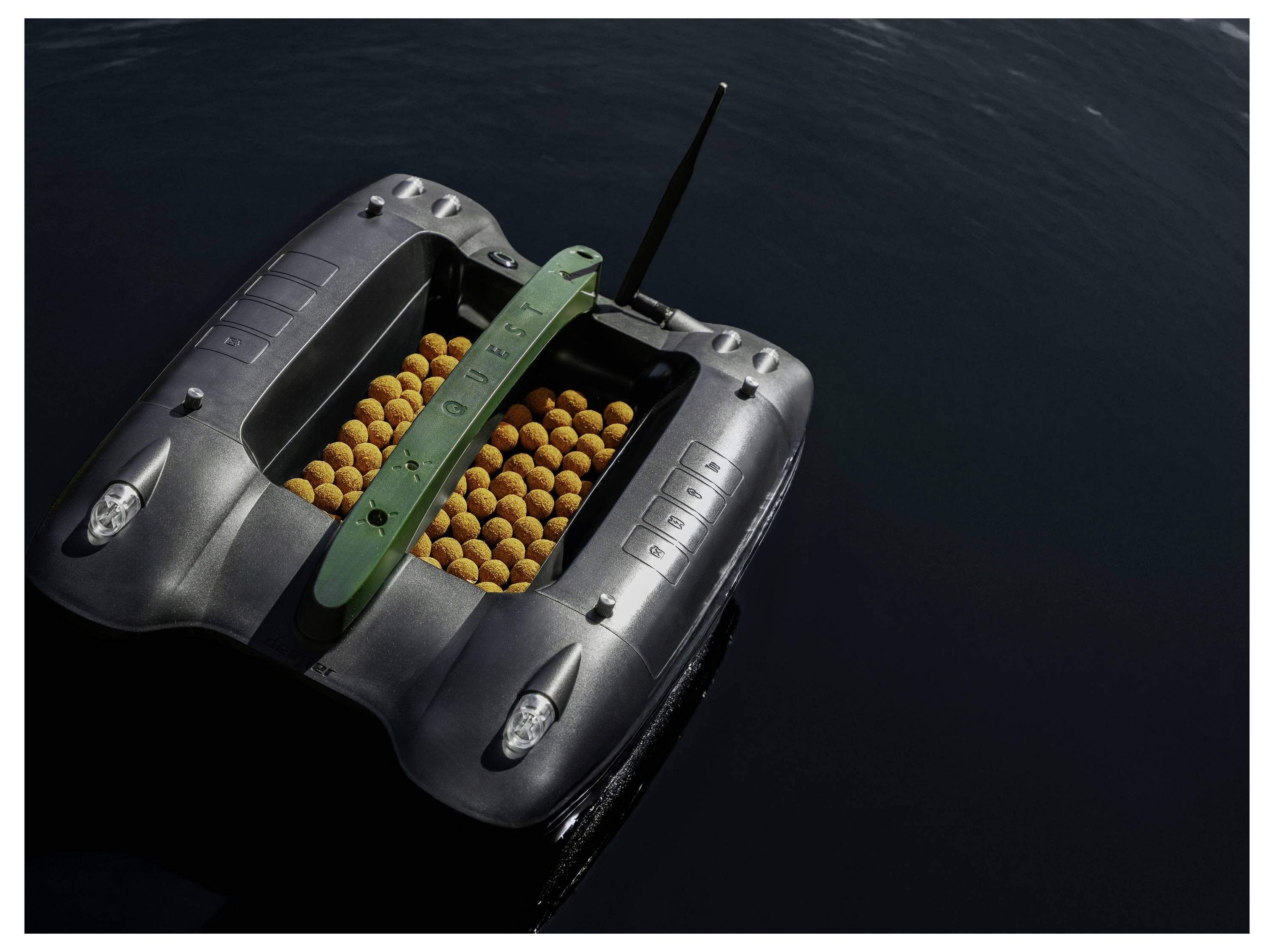 Pogled od zgoraj na sivo ribiško ladjo, ki plava na temni vodi, napolnjeni z vrstami oranžnih boj ali mrež.