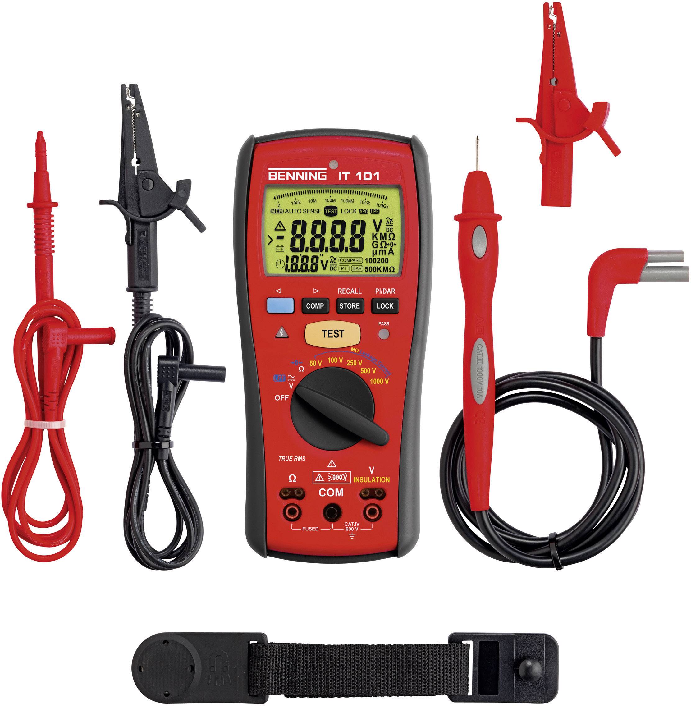 Digitalni multimeter z različnimi merilnimi kabli in dodatki, vključno z rdečo merilno vrvico, črno krokodilno sponko in držalom.