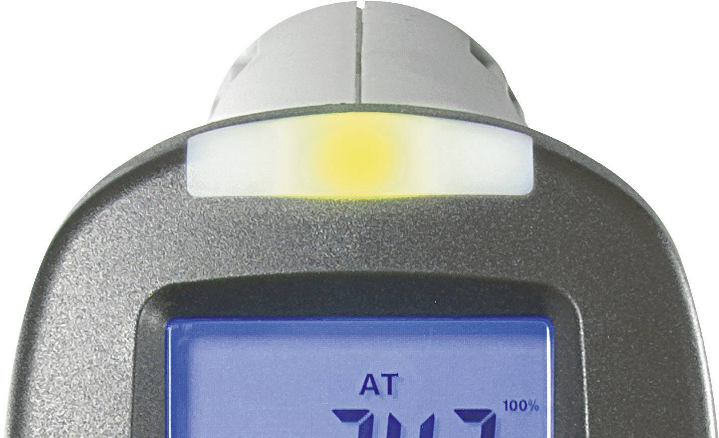 Digitalni termometer prikazuje meritev 74,7 °C. Rumena luč sveti, verjetno kot indikator.