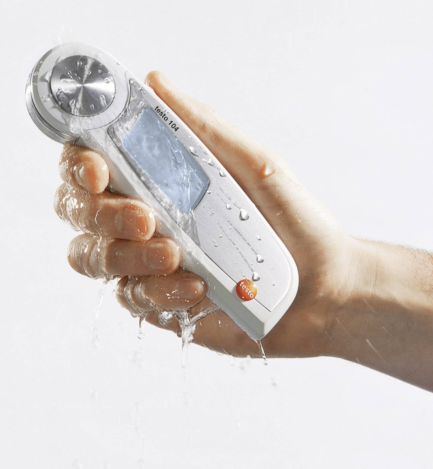 Roka drži vodoodporno digitalno termometer, ki ga obdaja voda in s tem dokazuje njegovo vodotesnost.