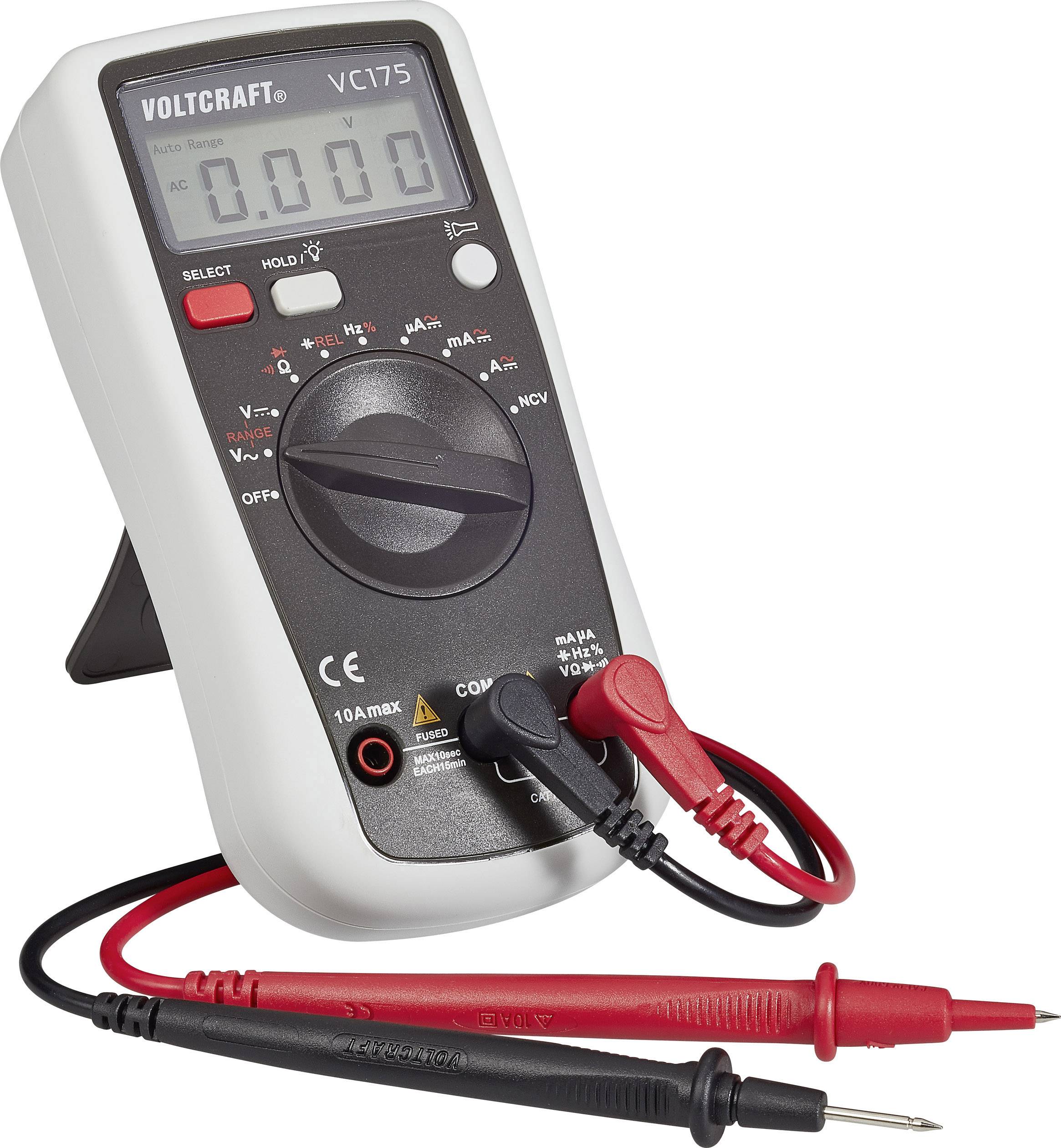 Digitalni multimeter z zaslonom, vrtljivim izbirnim stikalom in dvema merilnima vodnikoma v rdeči in črni barvi. Namenjen je merjenju različnih električnih veličin.