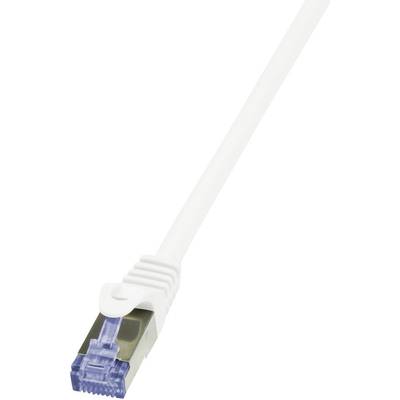 Bel ethernet kabel z kovinskim priključkom na beli podlagi, uporabljen za mrežne povezave.