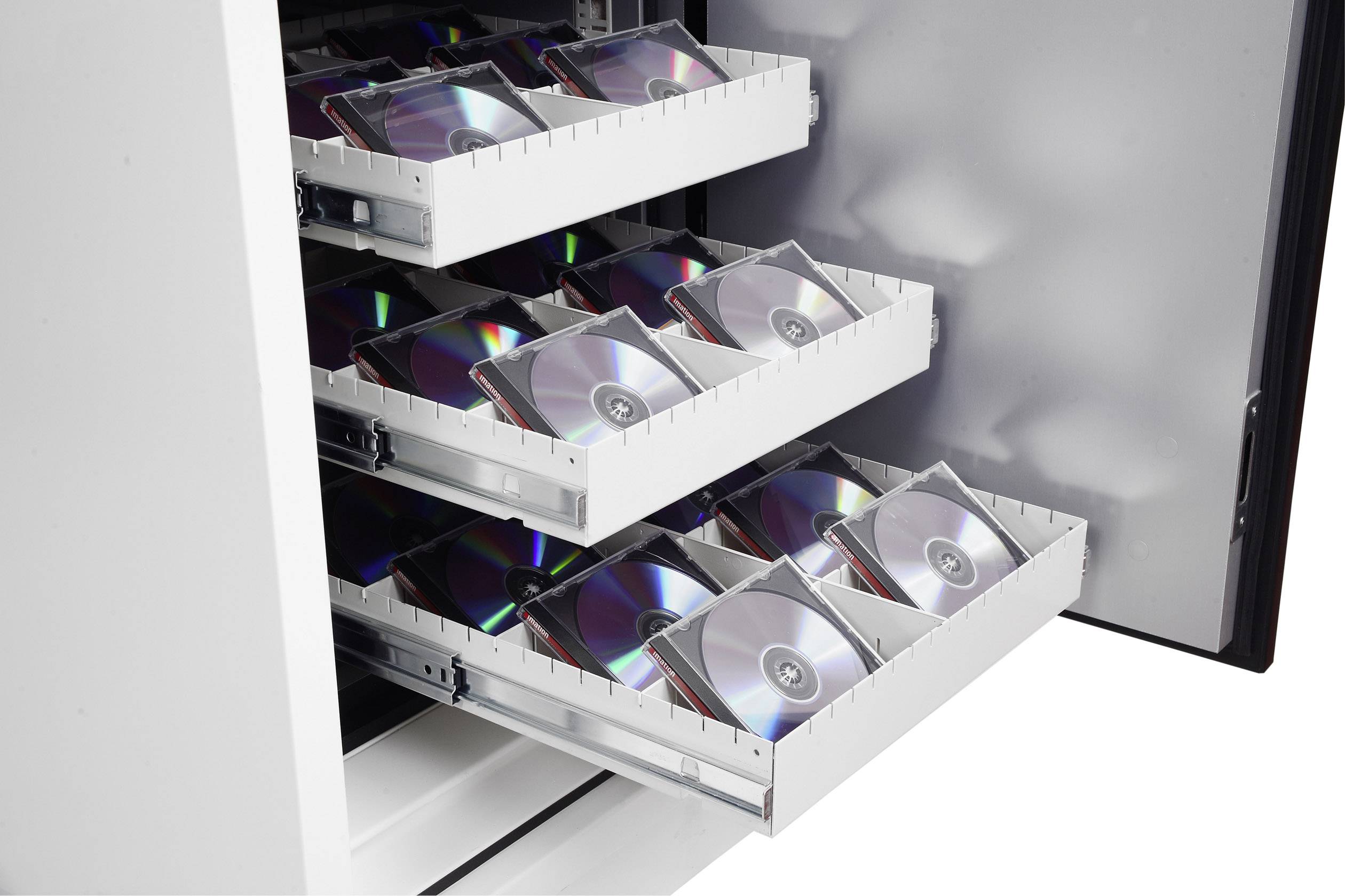 Odprta omara s tremi izvlečnimi predali, ki vsak vsebuje več skladovnic CD-jev v ovitkih.
